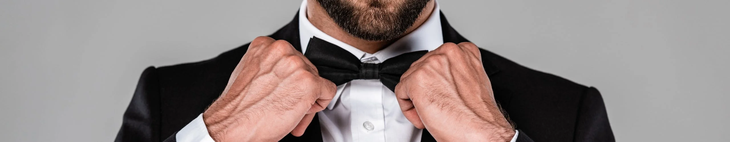 Mand i skræddersyet jakkesæt